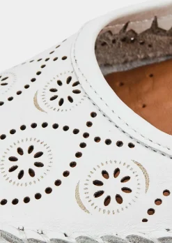 Ballerines estivales en cuir perforé
