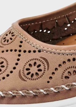 Ballerines estivales en cuir perforé