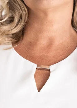 Blouse fluide avec élément décoratif au décolleté