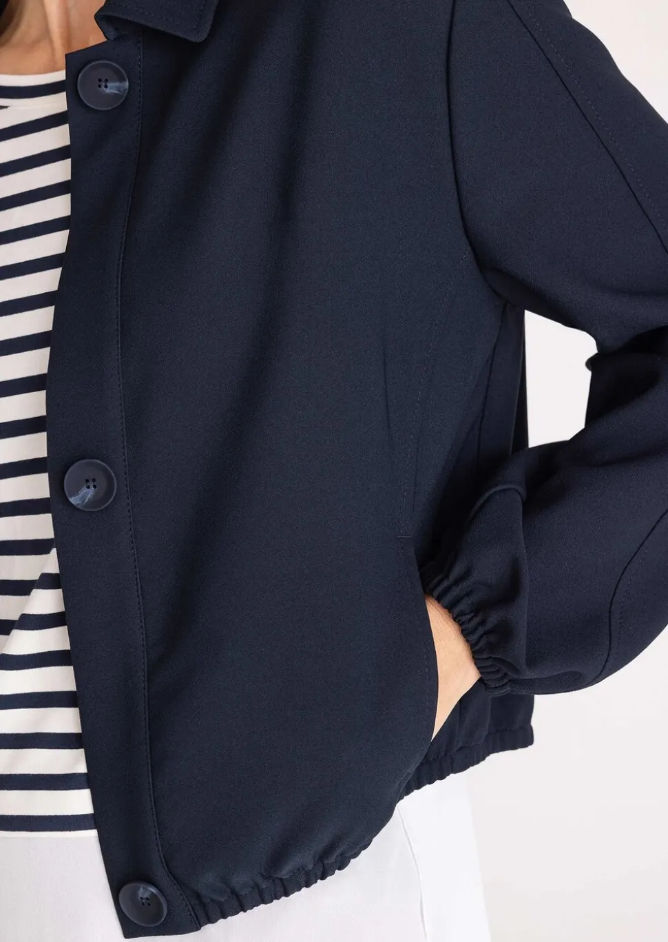 Blouson court avec finitions extensibles
