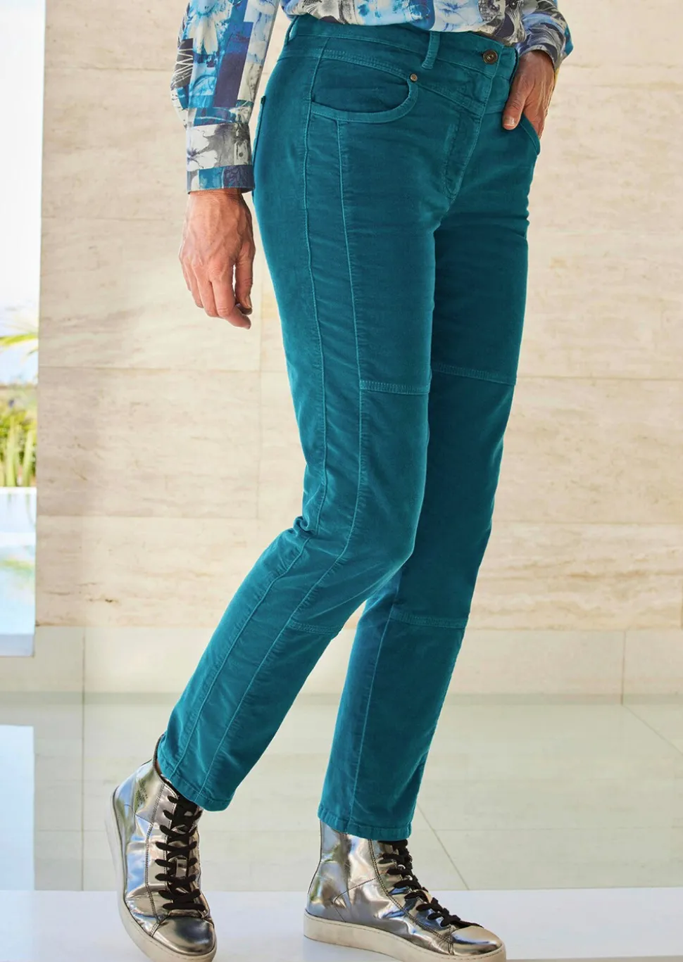 Ce pantalon en velours LOUISA
