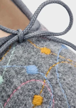 Chaussons ballerines avec broderies délicates