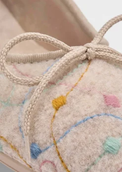 Chaussons ballerines avec broderies délicates