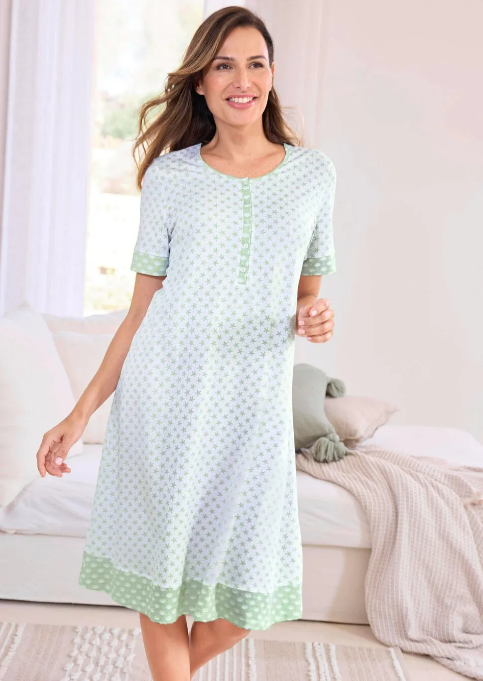 Chemise de nuit à manches coudes, avec bande de boutonnage