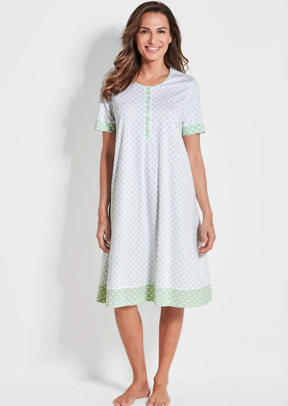 Chemise de nuit à manches coudes, avec bande de boutonnage