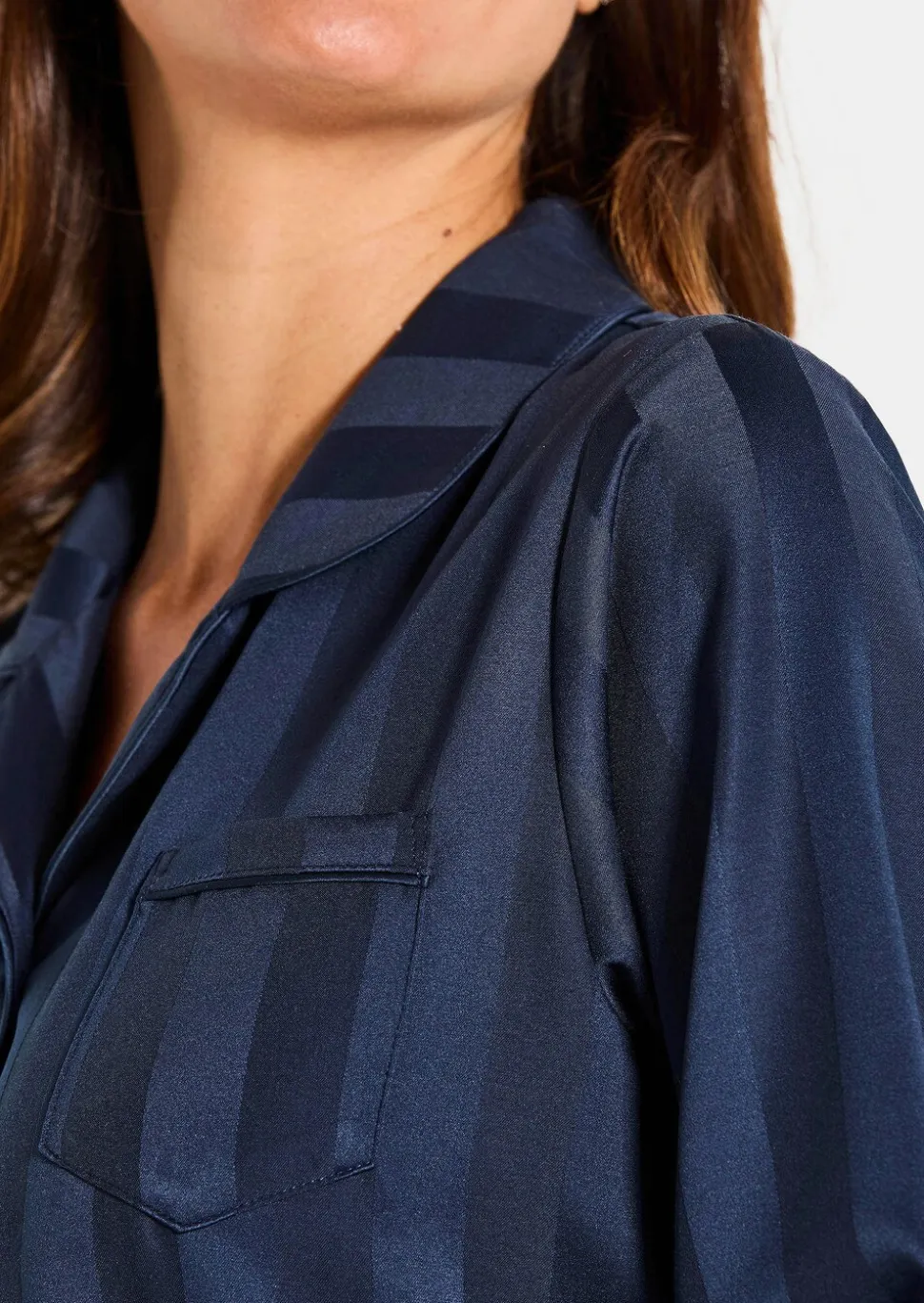 Chemise de nuit rayée en satin