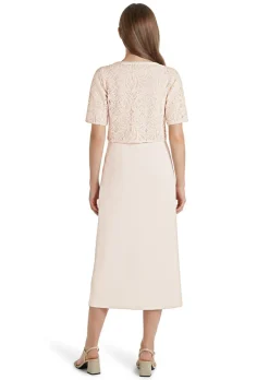 Ensemble 2 pièces composé d’une robe en jersey et d’un T-shirt crocheté.