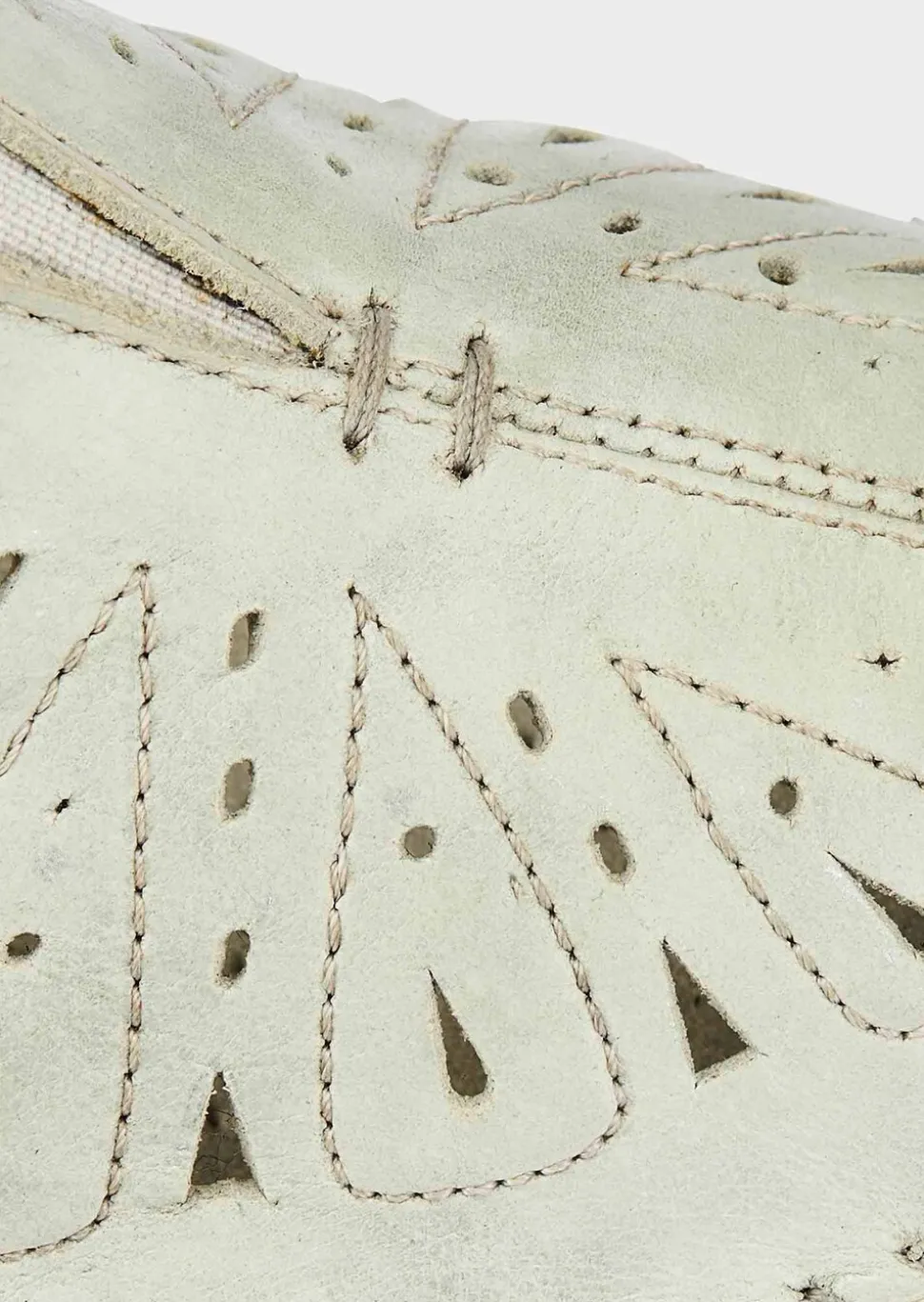 Escarpins en cuir perforé