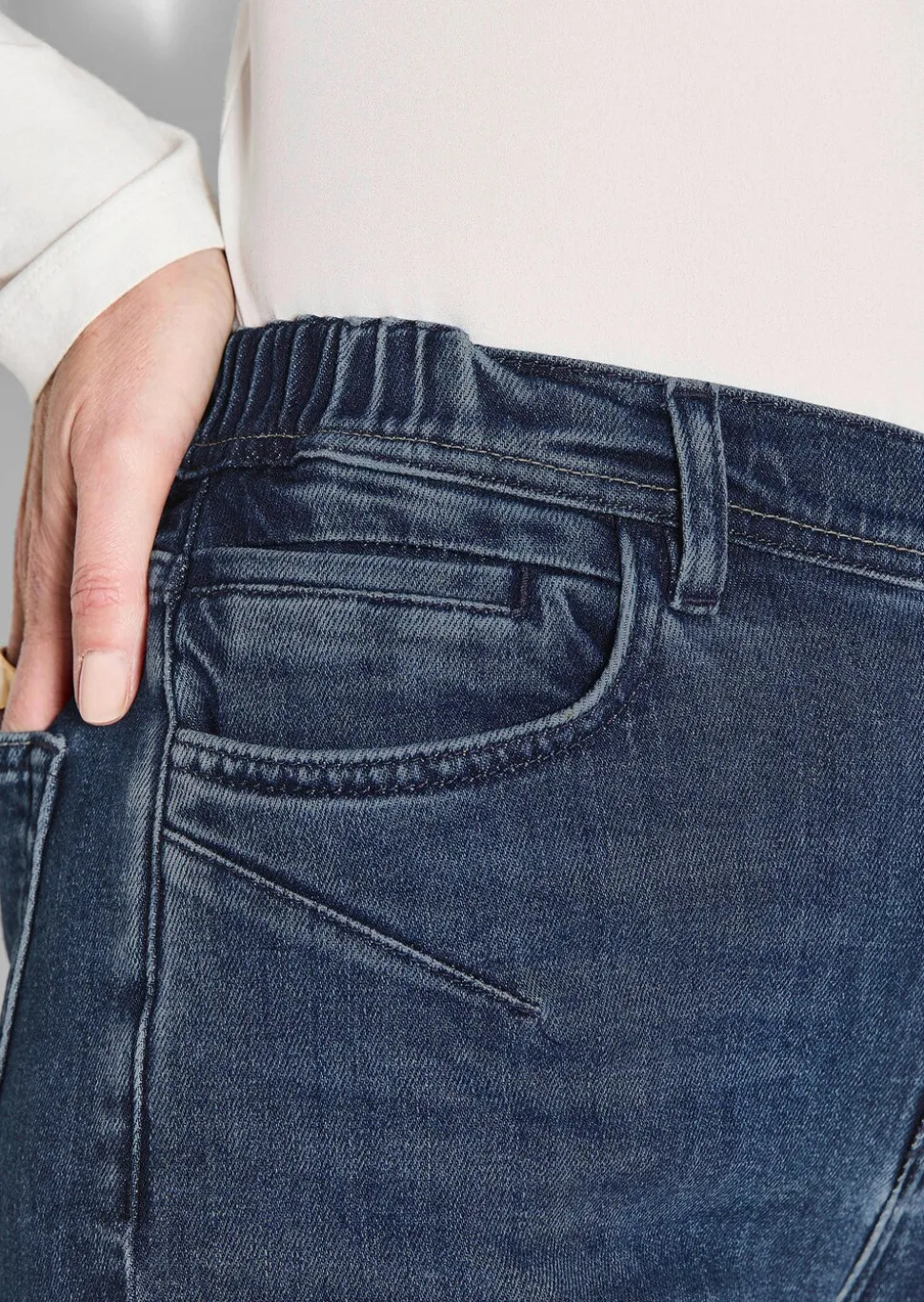 Jean VERA avec jambes très amples