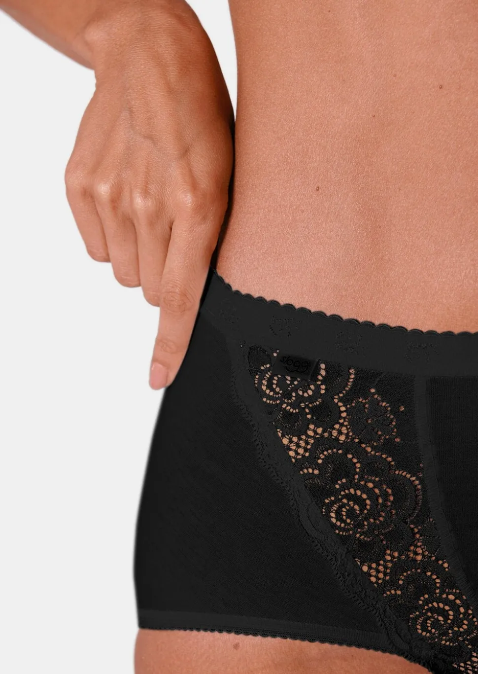 Lot de 4 slips taille basse avec empiècement en dentelle