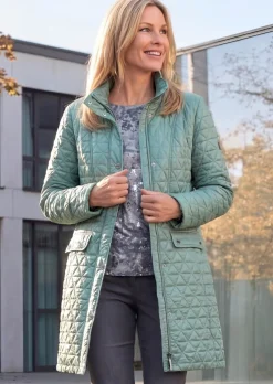 Manteau court matelassée à col droit