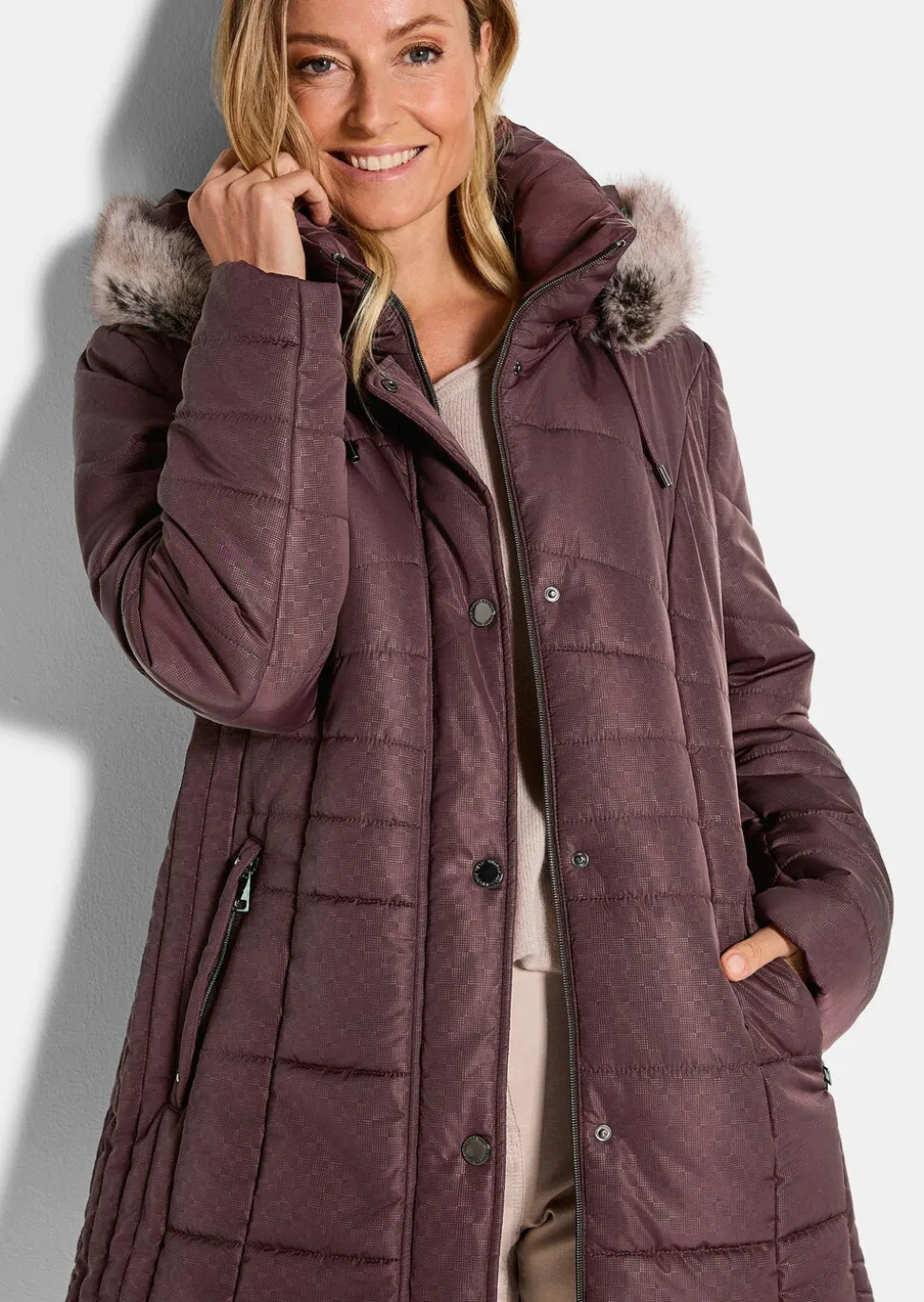 Manteau matelassé court avec capuche et tissu aspect fourrure