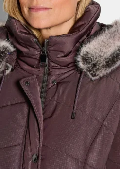 Manteau matelassé court avec capuche et tissu aspect fourrure