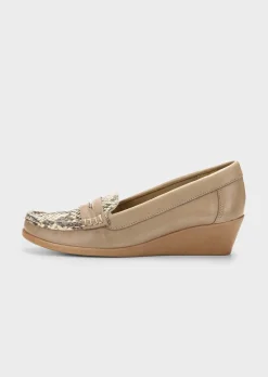 Mocassins en cuir marqué, façon reptile