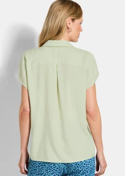 Modèle en viscose avec col chemise