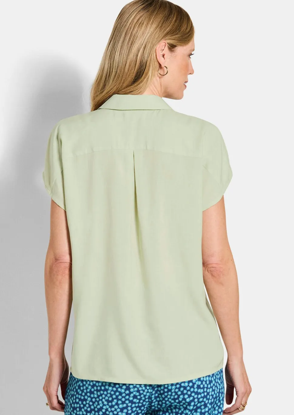 Modèle en viscose avec col chemise
