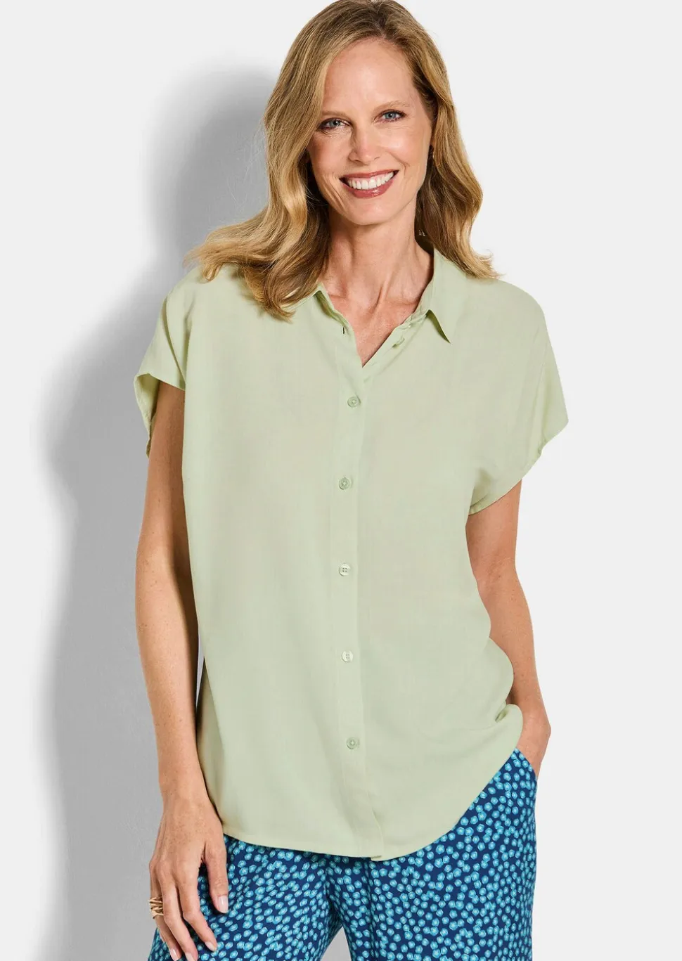 Modèle en viscose avec col chemise