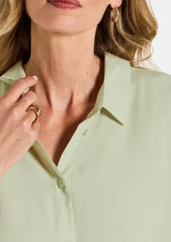 Modèle en viscose avec col chemise