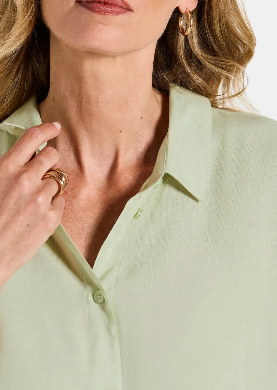 Modèle en viscose avec col chemise