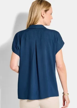 Modèle en viscose avec col chemise