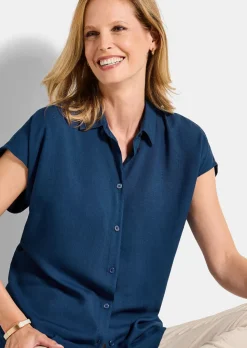 Modèle en viscose avec col chemise