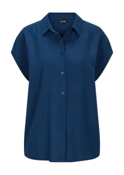 Modèle en viscose avec col chemise