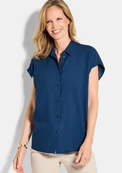 Modèle en viscose avec col chemise