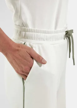 Pantalon en sweat avec passepoil contrastant sur le côté