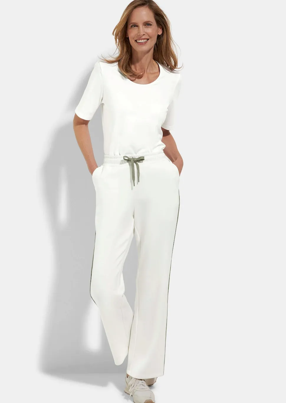 Pantalon en sweat avec passepoil contrastant sur le côté