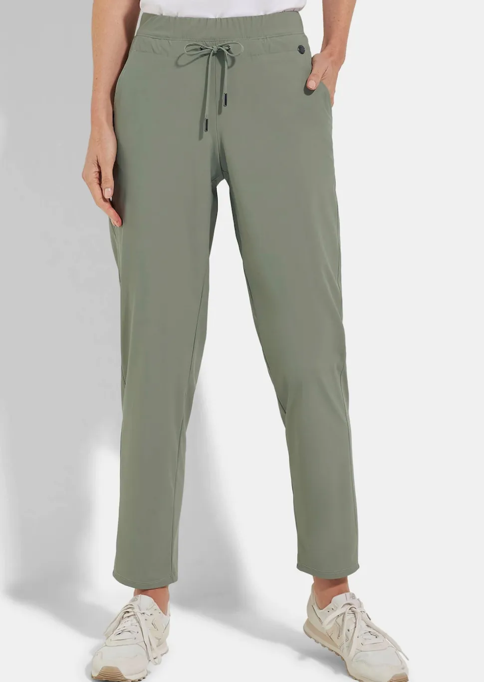 Pantalon estival réalisé dans une matière extensible légère