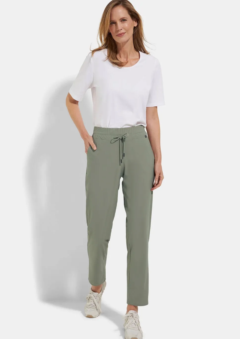 Pantalon estival réalisé dans une matière extensible légère