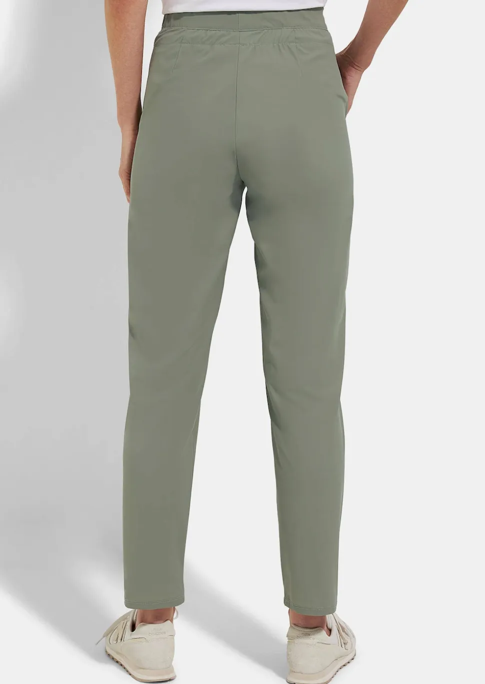 Pantalon estival réalisé dans une matière extensible légère