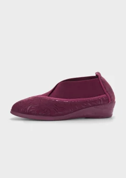 Pantoufles avec élastique et semelle extérieure à surface structurée pour une meilleure accroche.