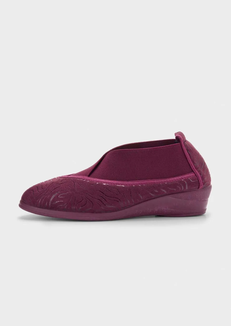 Pantoufles avec élastique et semelle extérieure à surface structurée pour une meilleure accroche.