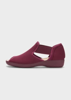 Pantoufles avec élastique et semelle extérieure à surface structurée pour une meilleure accroche.