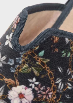 Pantoufles avec semelle extérieure à surface structurée pour une meilleure accroche.