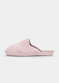 Pantoufles en peluche avec semelle extérieure à surface structurée pour une meilleure accroche.