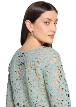 Pull crocheté avec motif floral