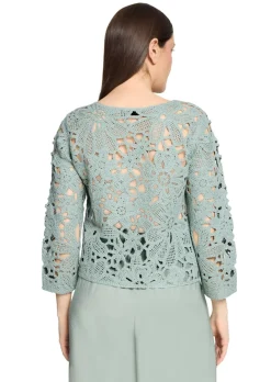 Pull crocheté avec motif floral