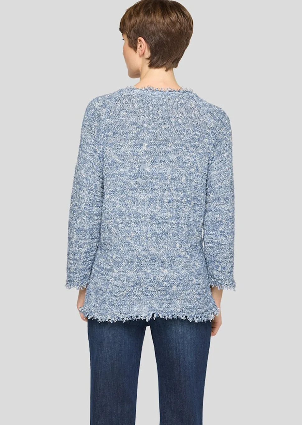 Pull multicolore orné de paillettes