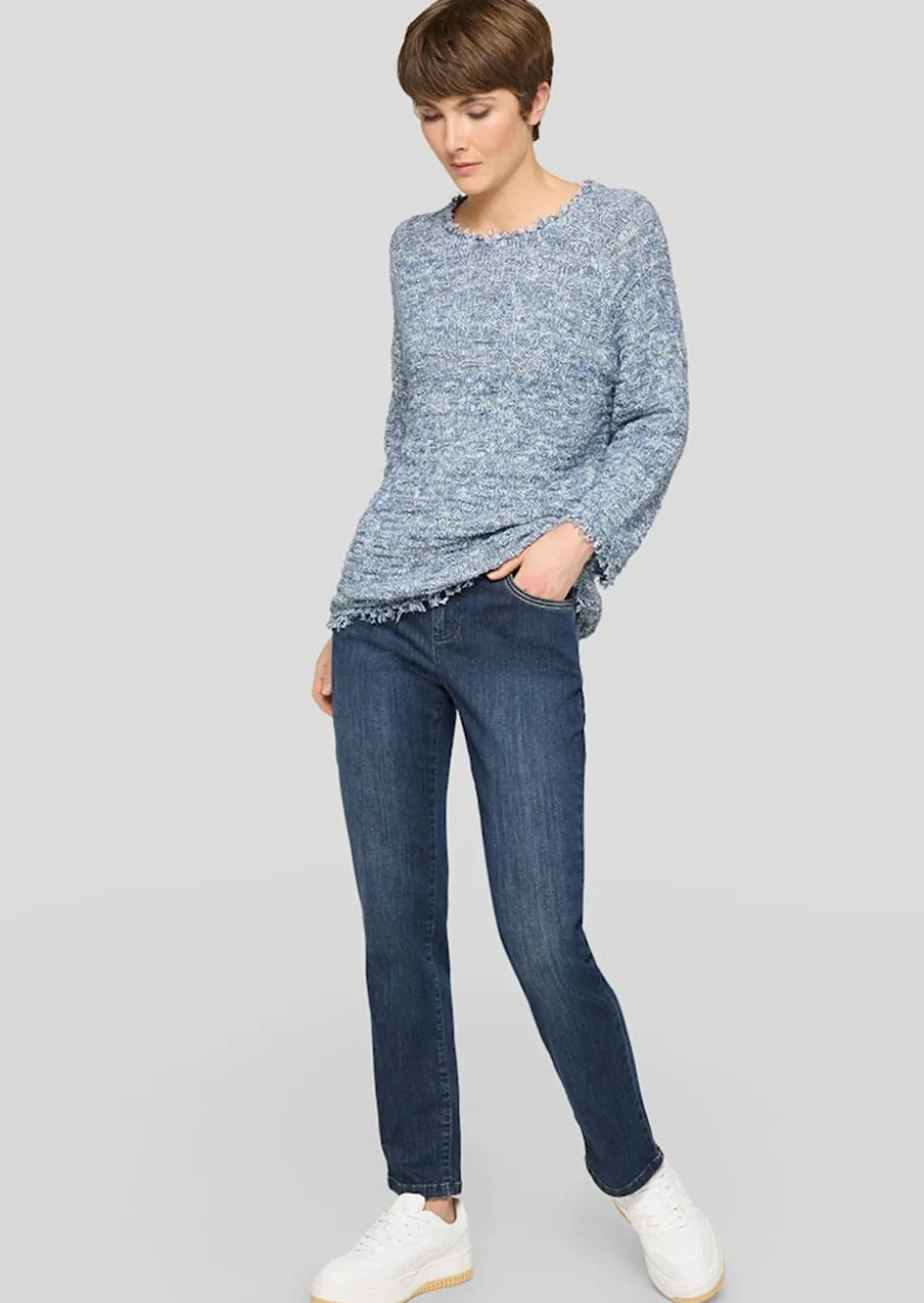 Pull multicolore orné de paillettes
