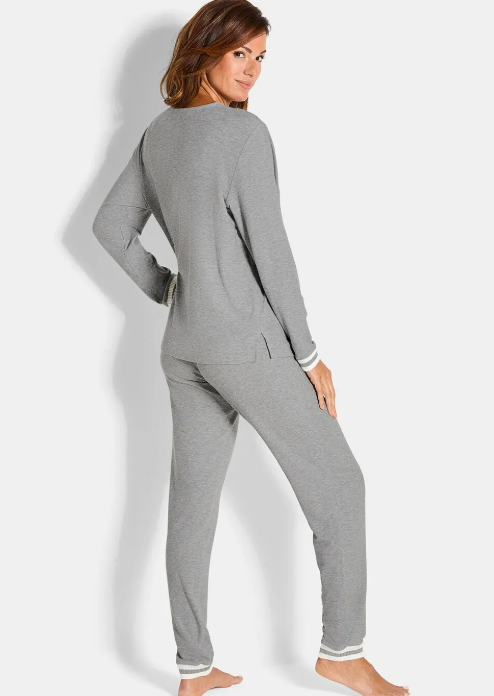 Pyjama avec grande encolure en V