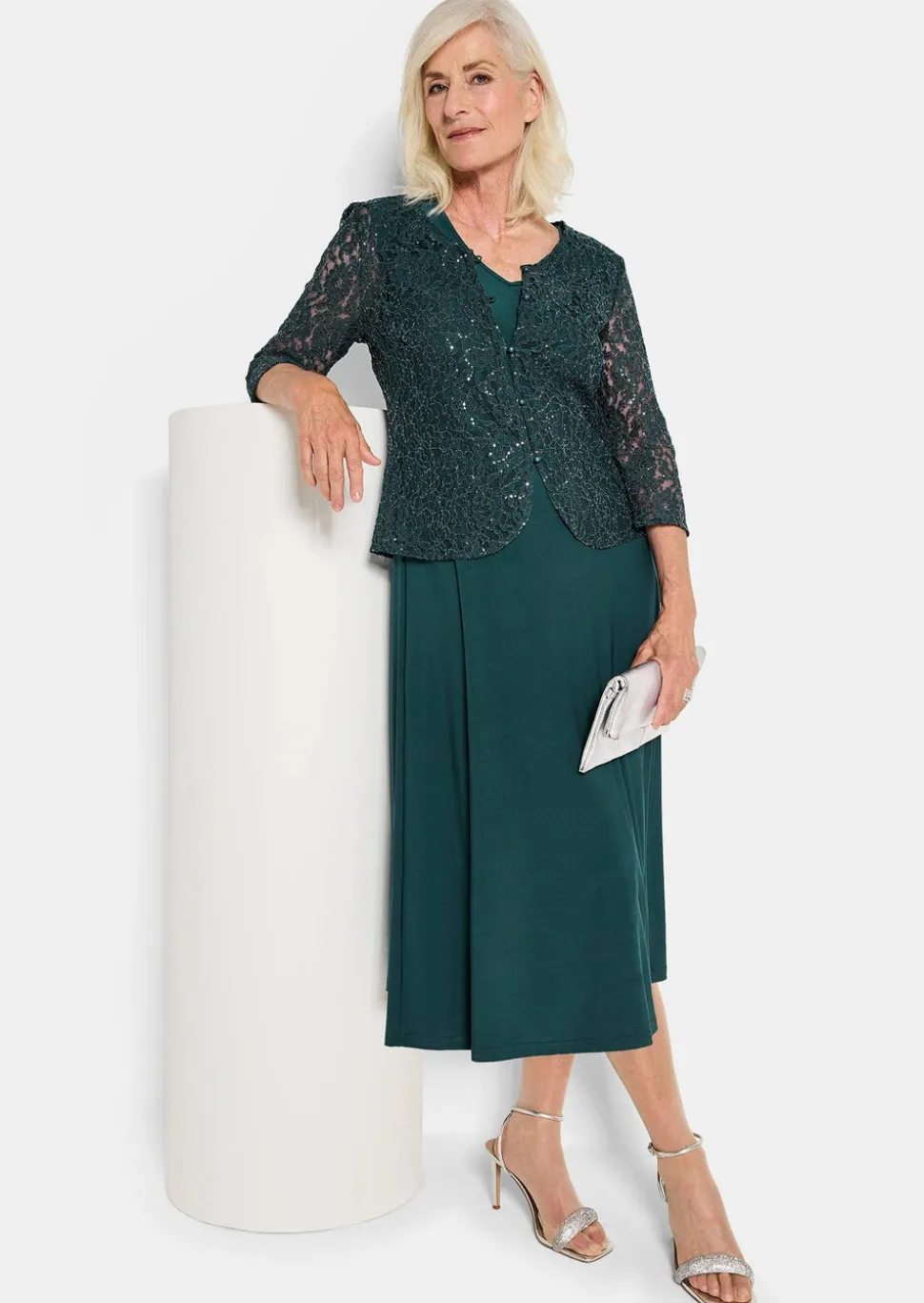 Robe avec veste en dentelle et paillettes