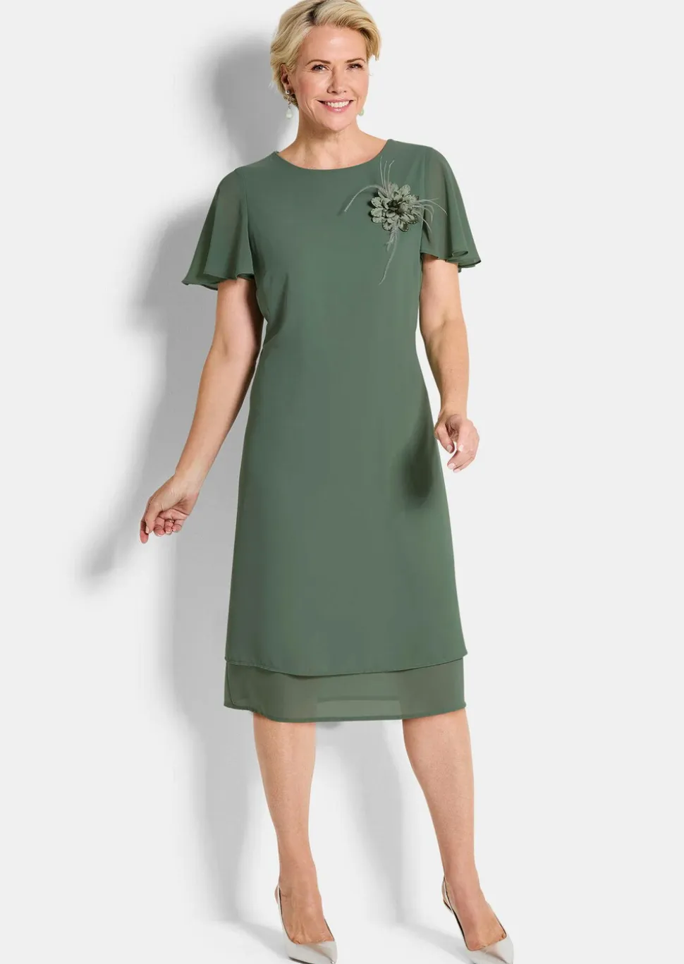 Robe élégante en voile, avec broche
