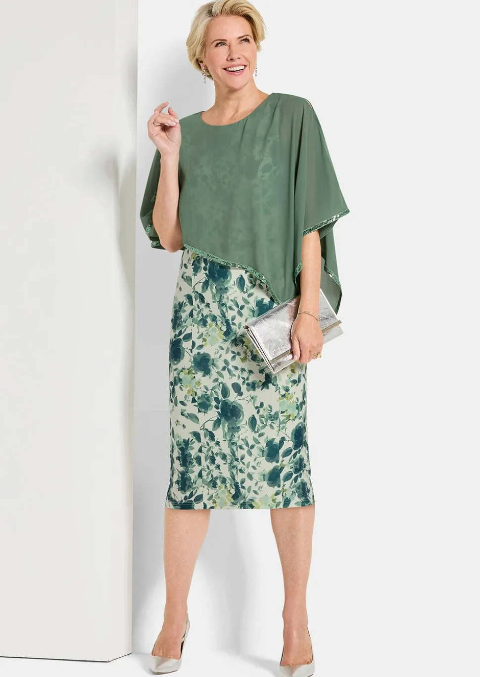 Robe à motif floral avec drapé en voile