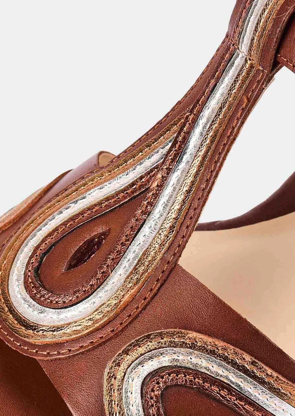 Sandales en cuir avec talon compensé