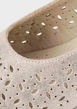Sandales en cuir perforé