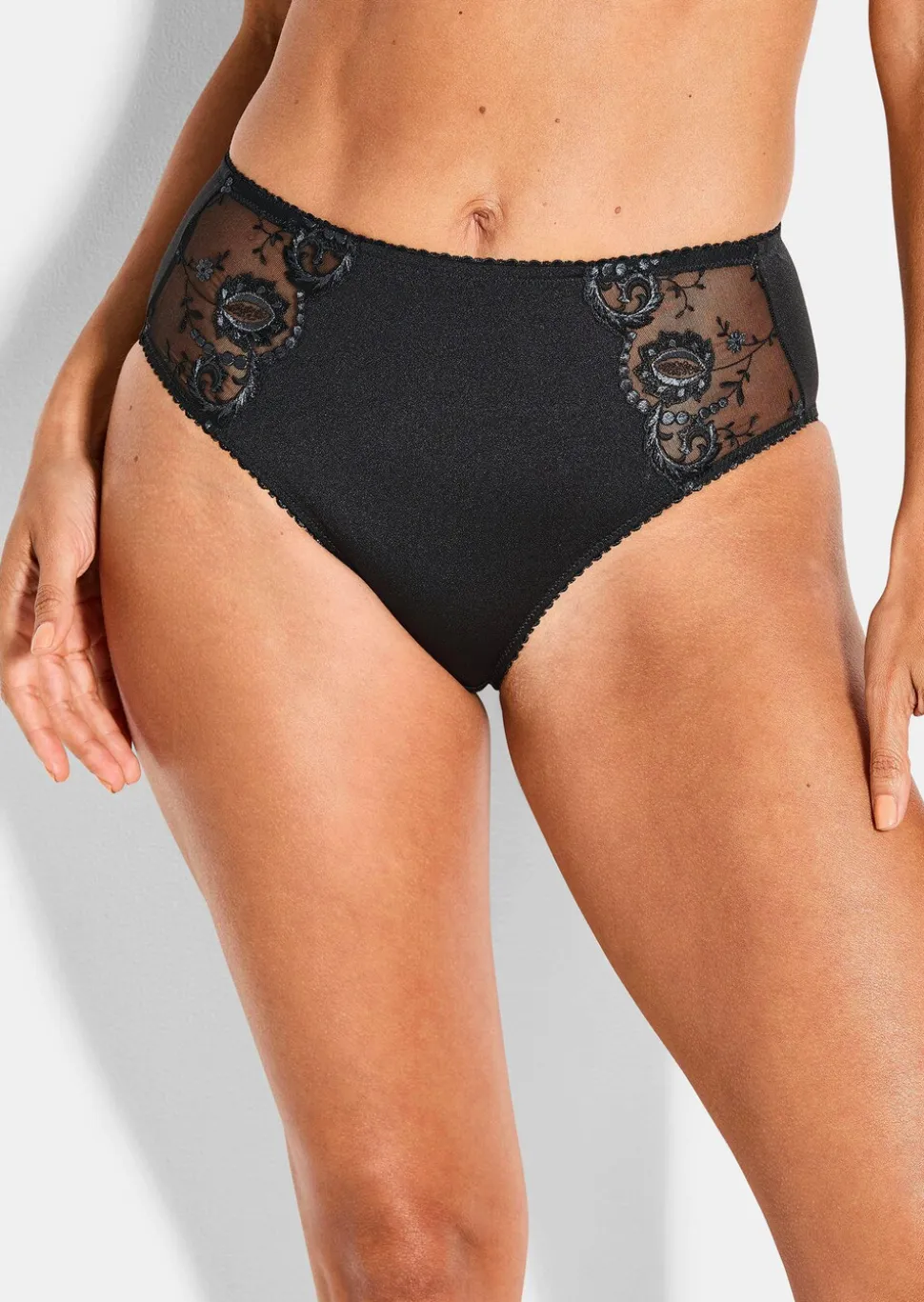 Slip aille haute avec empiècement en dentelle