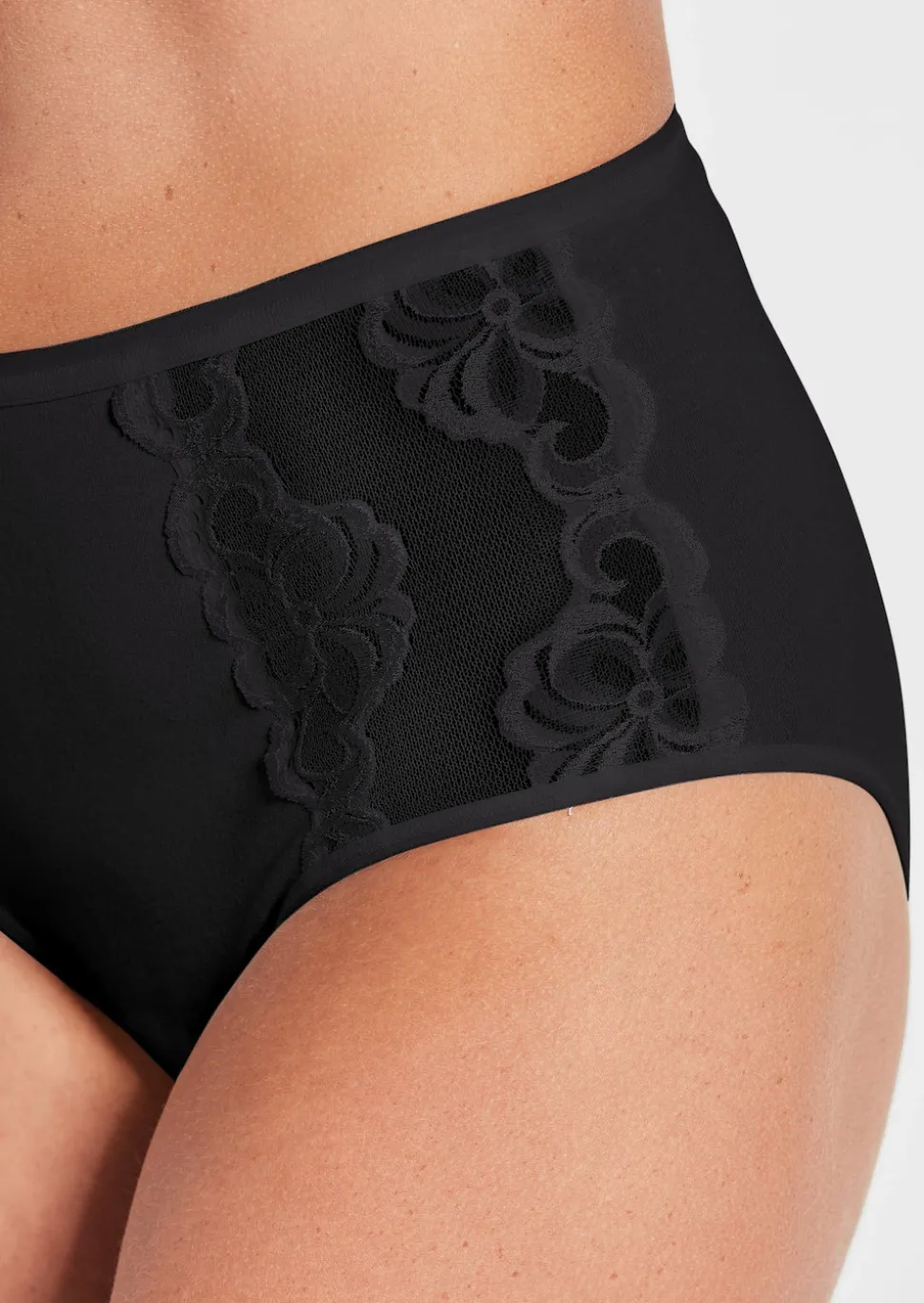 Slip gainant avec empiècement en dentelle