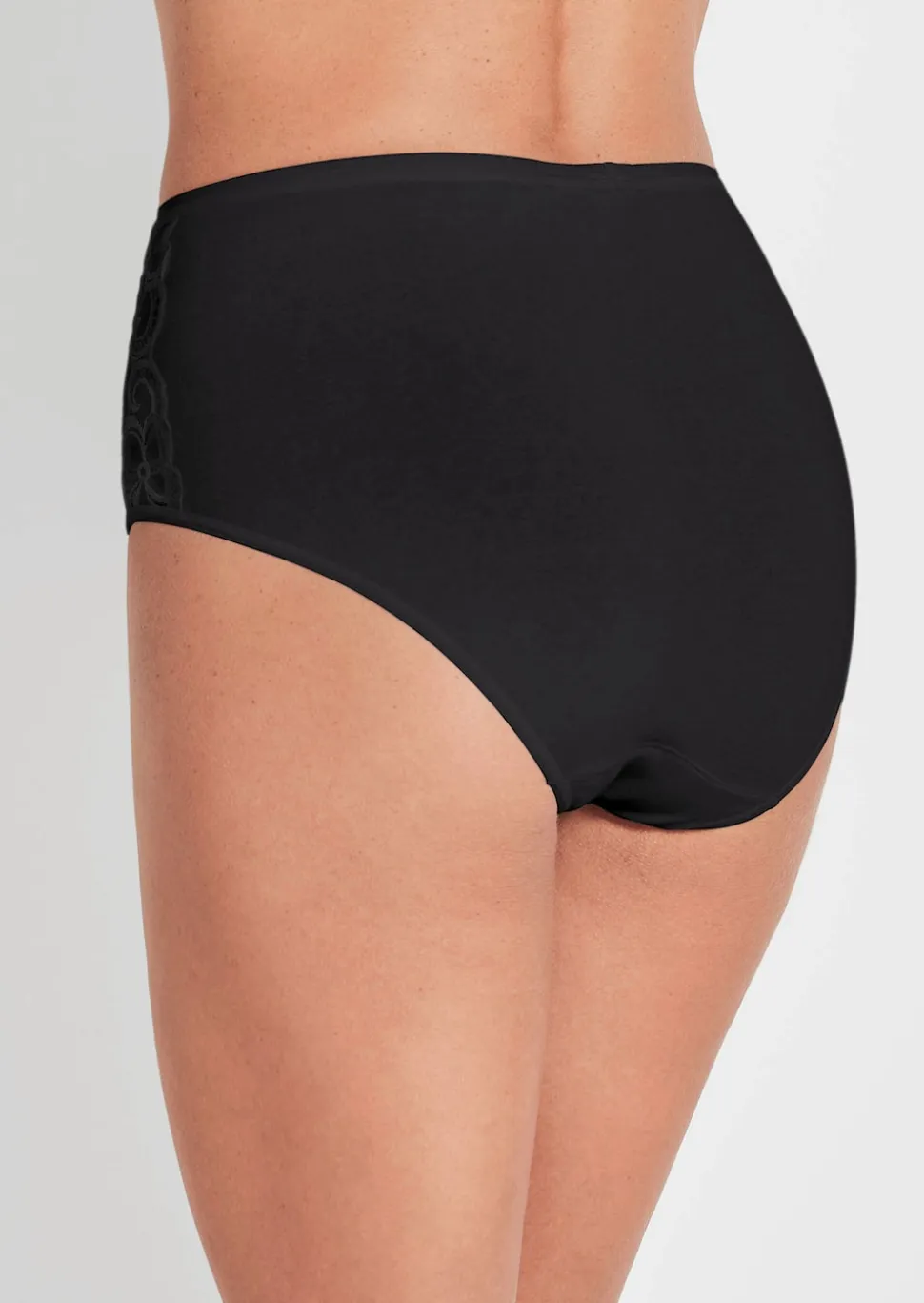 Slip gainant avec empiècement en dentelle